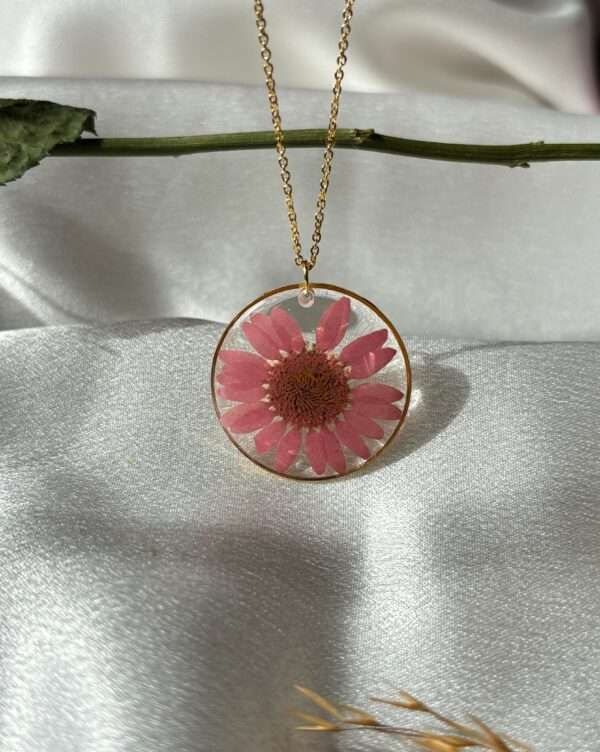 Bets flower-pressed resin chain