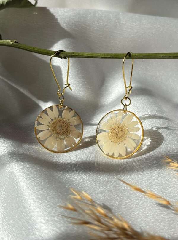 White best flower-pressed resin earrings